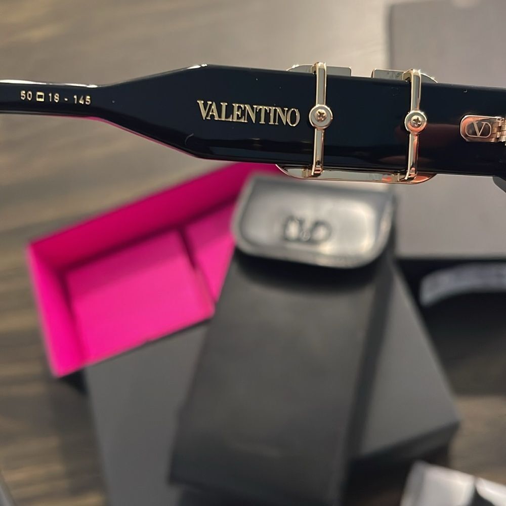 Valentino Sunglasses as seen on Kylie Jenner - Picture 5 of 13